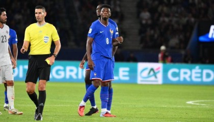 自齐达内以来，楚阿梅尼是首位为法国队累计两张红牌的球员